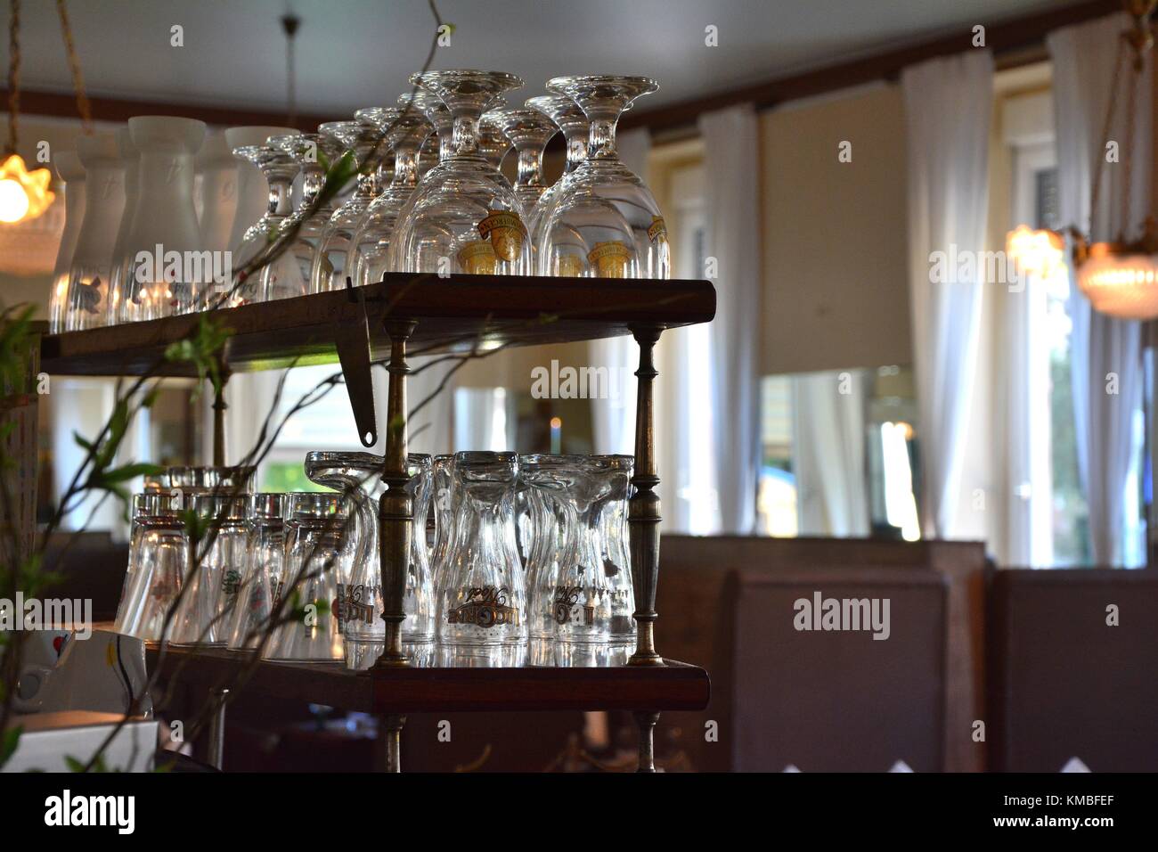 Una fila di bicchieri vuoti in un bar di stand Foto Stock