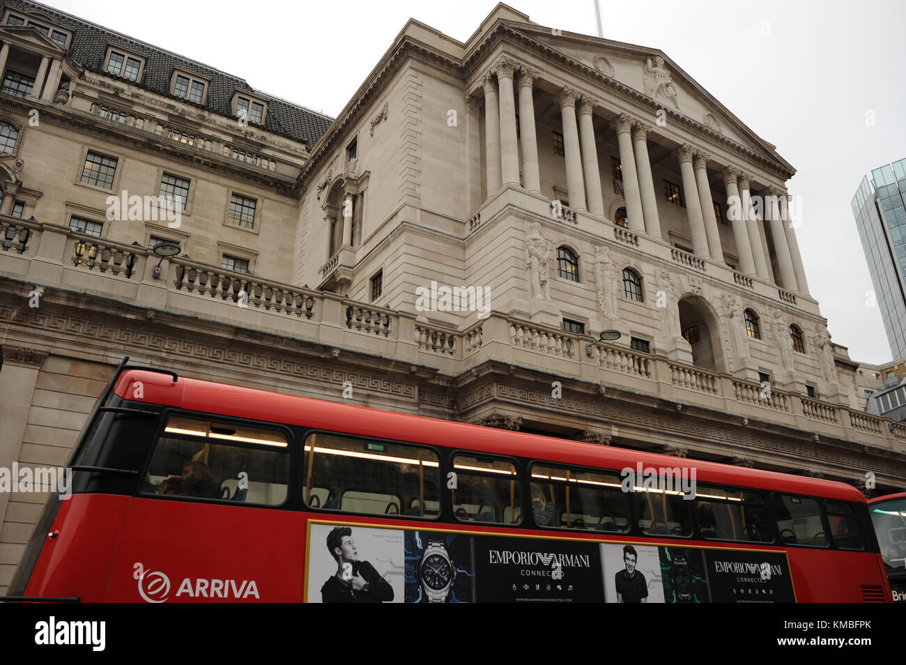Un autobus va oltre la banca di Inghilterra su Threadneedle Street a Londra Foto Stock