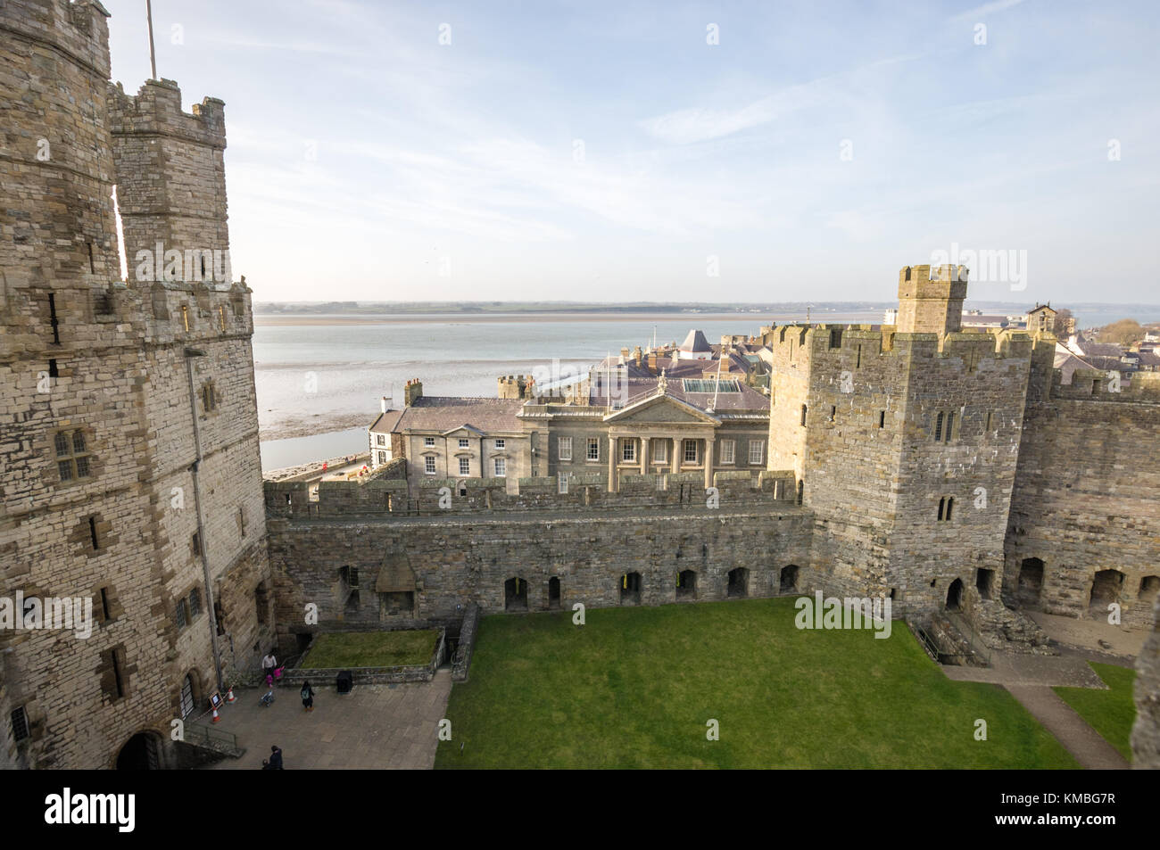 CAERNARFON, GALLES, Regno Unito - 22 MARZO 2015: Caernarfon Castello vista della torre, ponte e mare in primavera Foto Stock
