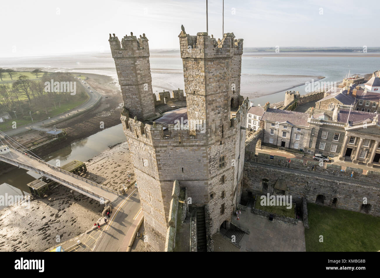 CAERNARFON, GALLES, Regno Unito - 22 MARZO 2015: Caernarfon Castello vista della torre, ponte e mare in primavera Foto Stock
