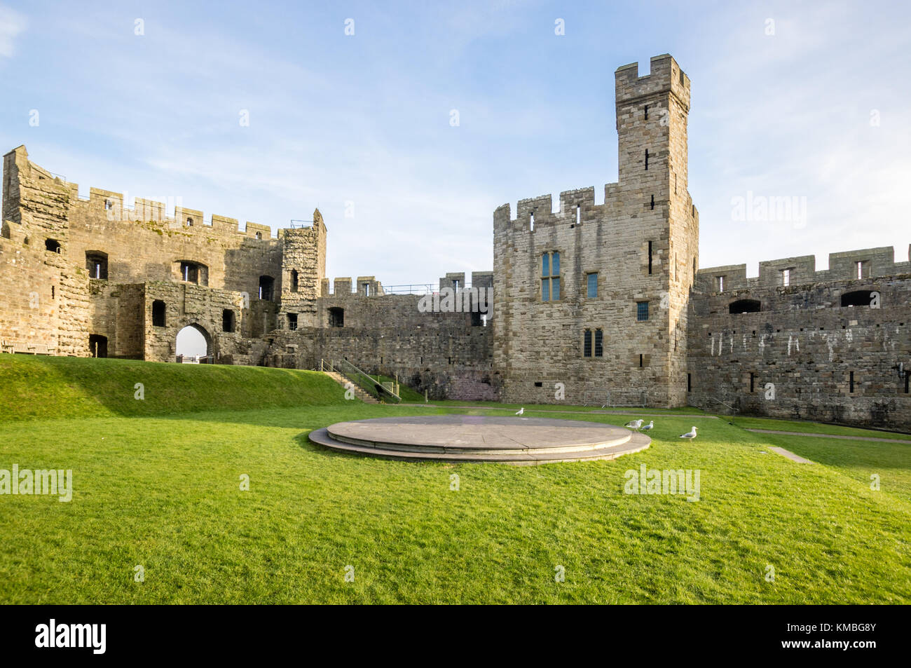 CAERNARFON, GALLES, Regno Unito - 22 MARZO 2015: Caernarfon Castello vista della torre, ponte e mare in primavera Foto Stock