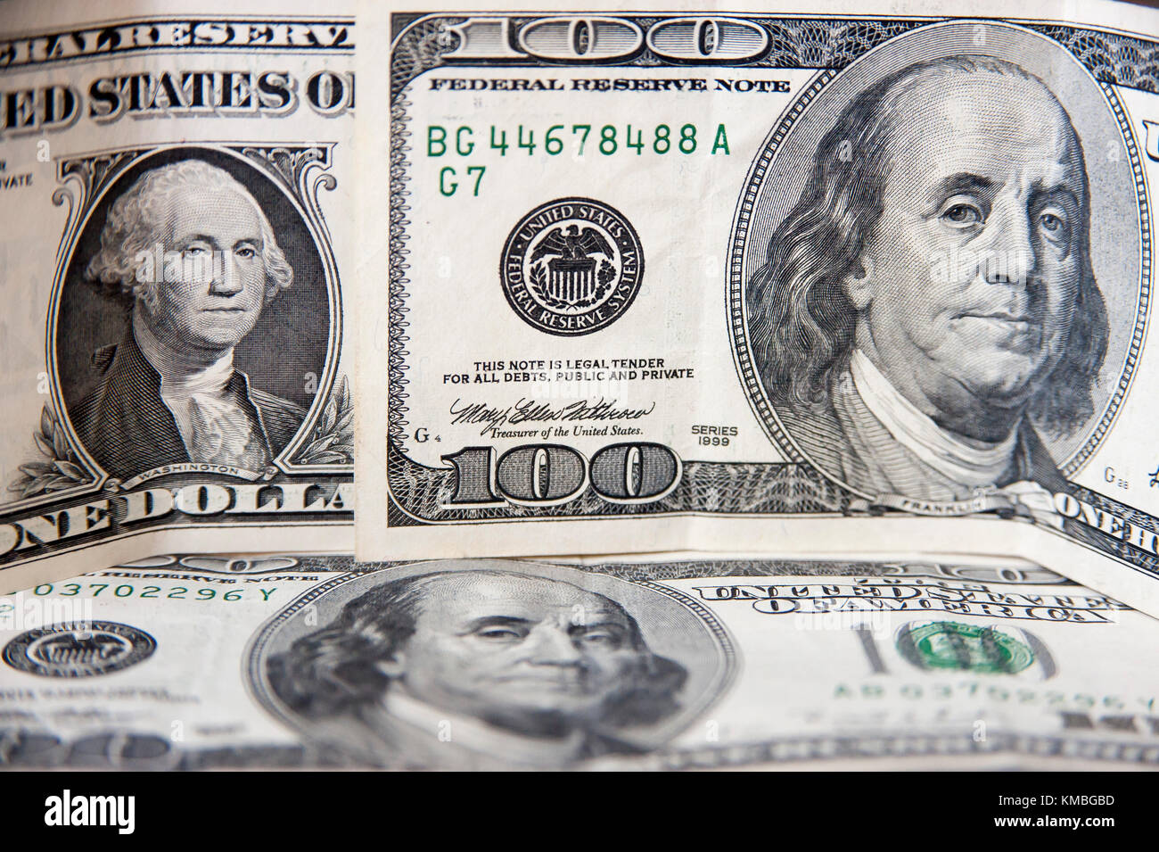 Gli Stati Uniti uno-dollaro ($1) con George Washington e gli Stati Uniti un centinaio di dollari ($100) con Benjamin Franklin © Wojciech S Foto Stock