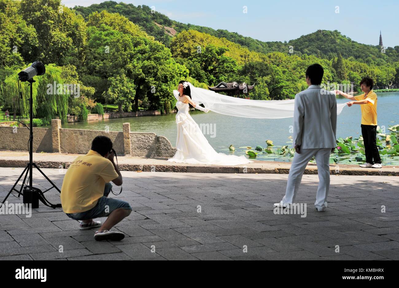 Hangzhou, Zhejiang, Cina. Prendere le fotografie del vostro matrimonio sulle rive panoramiche del lago occidentale nella città di Hangzhou Foto Stock