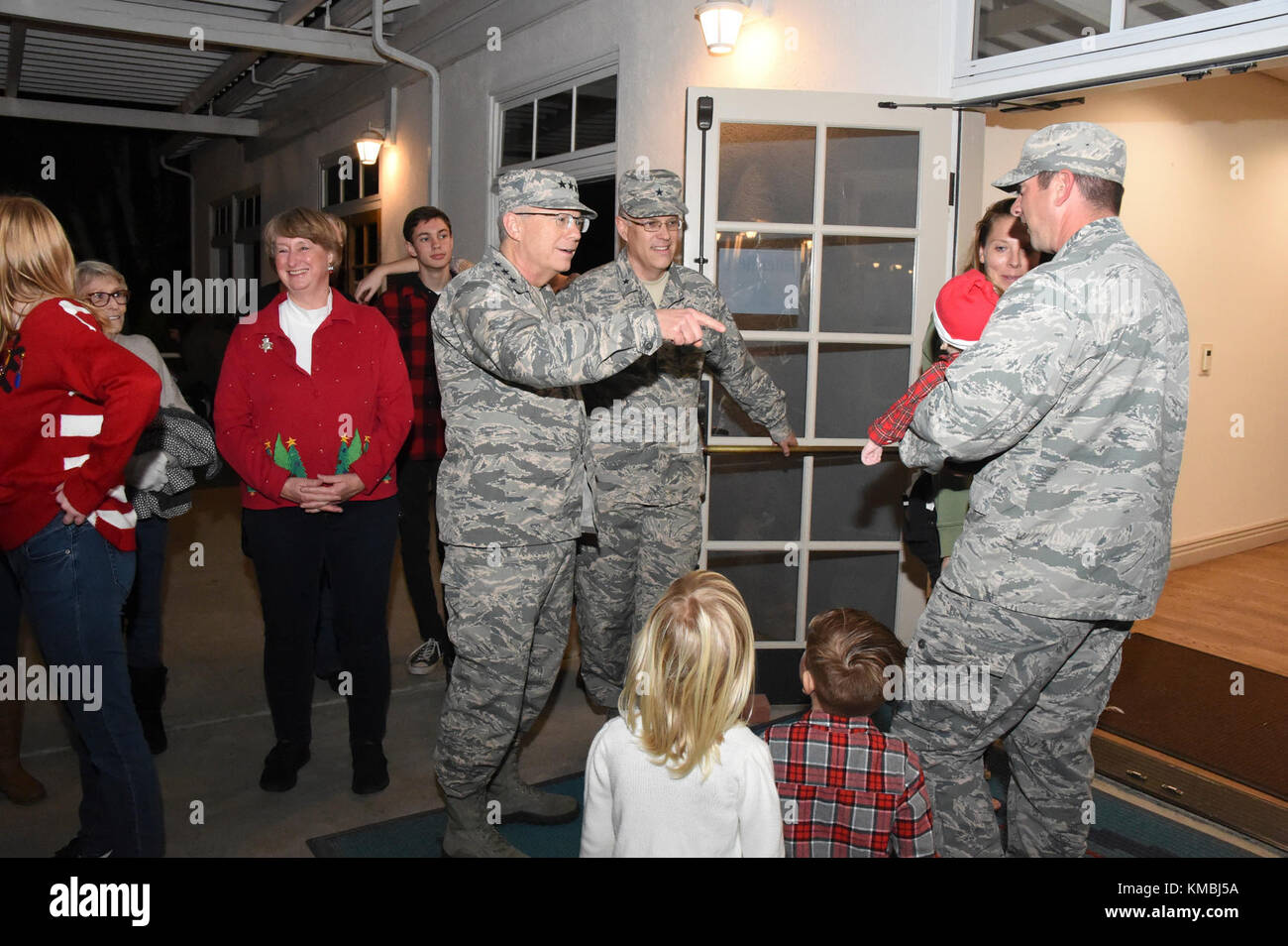 LT Gen John Thompson, Commander, Space and Missile Systems Center, e BGen Philip Garrant, Vice Commander, SMC, accolgono le famiglie nel raduno delle vacanze. La famiglia, gli amici e i residenti degli alloggi di base sono stati trattati con spuntini alimentari, giocattoli, artigianato, e una visita con Santa nel centro della comunità per ottenere lo spirito di festa in corso. All'inizio della serata, il 61° comandante del gruppo della base aerea, col Charles Roberts, insieme ad alcuni dei suoi piccoli aiutanti, ha girato il passaggio alla luce dell'albero di Natale, vicino ai terreni della parata a Fort MacArthur, San Pedro, California, 29 novembre 2017. (STATI UNITI Forza aerea Foto Stock