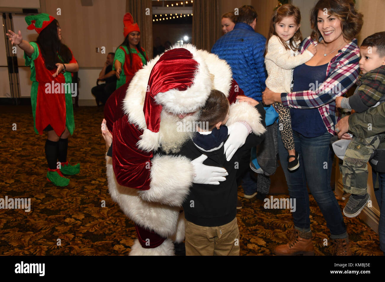 La famiglia, gli amici e i residenti degli alloggi di base sono stati trattati con spuntini alimentari, giocattoli, artigianato, e una visita con Santa nel centro della comunità per ottenere lo spirito di festa in corso. All'inizio della serata, il 61° comandante del gruppo della base aerea, col Charles Roberts, insieme ad alcuni dei suoi piccoli aiutanti, ha girato il passaggio alla luce dell'albero di Natale, vicino ai terreni della parata a Fort MacArthur, San Pedro, California, 29 novembre 2017. (STATI UNITI Forza aerea Foto Stock