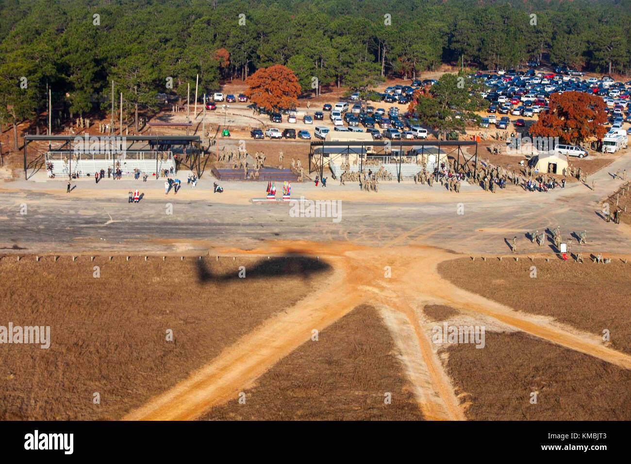 Veduta aerea della Sicilia nella zona di caduta durante il ventesimo annuale di Randy Oler Memorial il funzionamento del giocattolo goccia, a Fort Bragg, North Carolina, Dic 01, 2017. Quest'anno, otto paesi partecipano ed essi includono; la Colombia, Canada, Lettonia, Paesi Bassi, Svezia, Italia, Germania e Polonia. Il funzionamento del giocattolo Drop, ospitato dall'U.S. Esercito degli affari civili e le operazioni psicologiche il comando (Airborne) è il più grande combinati airborne operazione condotta in tutto il mondo. L'evento consente di soldati la possibilità di allenarsi sul loro militari professionali di specialità, mantenere la loro disponibilità aerea e restituire a t Foto Stock