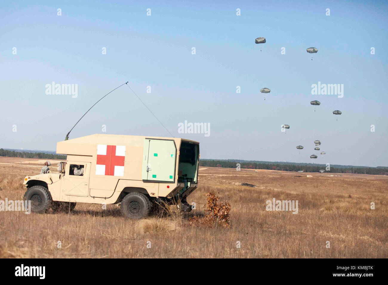 Un Medic elevata mobilità multiuso di veicolo su ruote (HMMWV) attende in Sicilia la zona di caduta durante il ventesimo annuale di Randy Oler Memorial il funzionamento del giocattolo goccia, a Fort Bragg, North Carolina, Dic 01, 2017. Quest'anno, otto paesi partecipano ed essi includono; la Colombia, Canada, Lettonia, Paesi Bassi, Svezia, Italia, Germania e Polonia. Il funzionamento del giocattolo Drop, ospitato dall'U.S. Esercito degli affari civili e le operazioni psicologiche il comando (Airborne) è il più grande combinati airborne operazione condotta in tutto il mondo. L'evento consente di soldati la possibilità di allenarsi sul loro militari professionali di specialità, mai Foto Stock