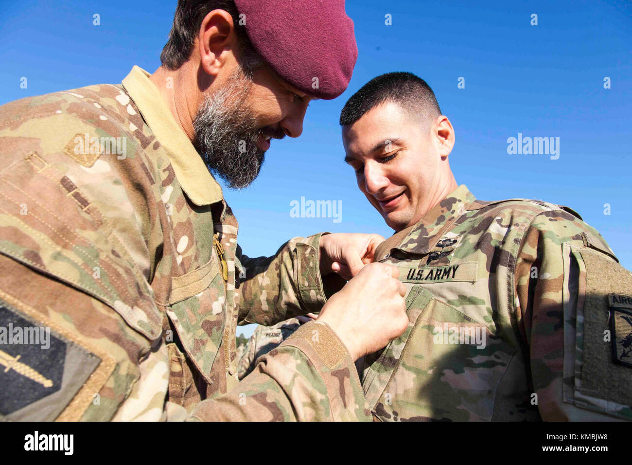 Dutch Sgt. Il Mag. Sebastiaan Kievith pin a U.S. Paracadutista esercito i loro Paesi Bassi' ali di salto in Sicilia la zona di caduta durante il ventesimo annuale di Randy Oler Memorial il funzionamento del giocattolo goccia, a Fort Bragg, North Carolina, Dic 01, 2017. Quest'anno, otto paesi partecipano ed essi includono; la Colombia, Canada, Lettonia, Paesi Bassi, Svezia, Italia, Germania e Polonia. Il funzionamento del giocattolo Drop, ospitato dall'U.S. Esercito degli affari civili e le operazioni psicologiche il comando (Airborne) è il più grande combinati airborne operazione condotta in tutto il mondo. L'evento consente di soldati la possibilità di allenarsi sul loro militar Foto Stock