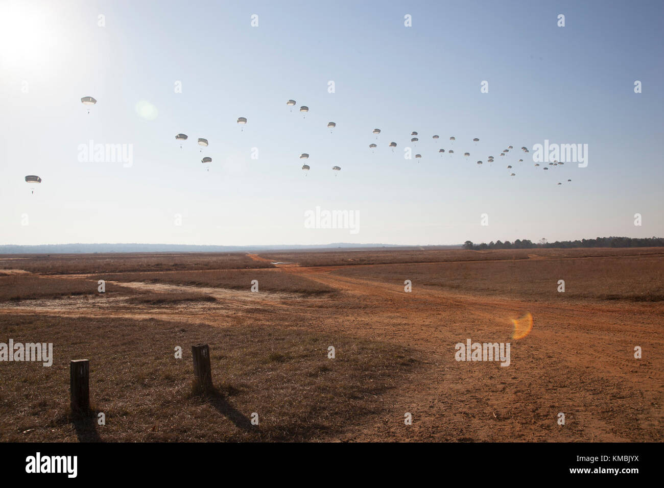 Esercito degli Stati Uniti i paracadutisti riempiono il cielo per il ventesimo annuale di Randy Oler Memorial il funzionamento del giocattolo Drop, ospitato dalla U.S. Esercito degli affari civili e le operazioni psicologiche il comando (airborne), Dicembre 01, 2017 in Sicilia nella zona di caduta, Fort Bragg , North Carolina. Questi jumpmasters fanno parte del ventesimo annuale di Randy Oler Memorial il funzionamento del giocattolo Drop. Quest'anno, otto paesi partecipano ed essi includono; la Colombia, Canada, Lettonia, Paesi Bassi, Svezia, Italia, Germania e Polonia. Il funzionamento del giocattolo Drop, ospitato dall'U.S. Esercito degli affari civili e le operazioni psicologiche il comando (Airborne) ed è la più grande mietitrebbia Foto Stock