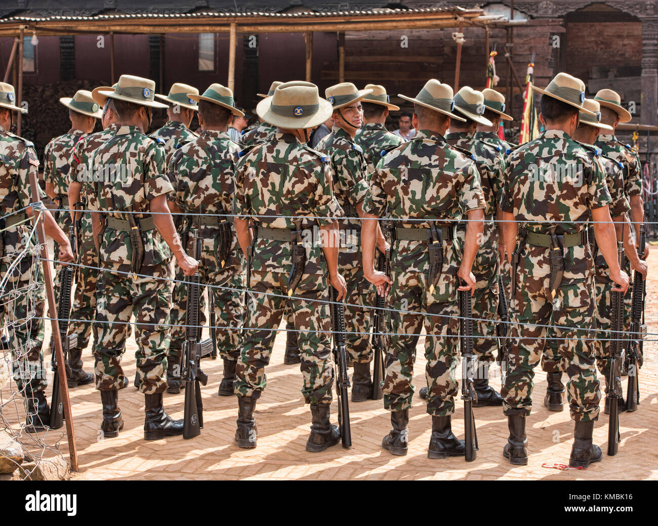 I soldati schierati durante il Dasain holiday, Kathmandu, Nepal Foto Stock