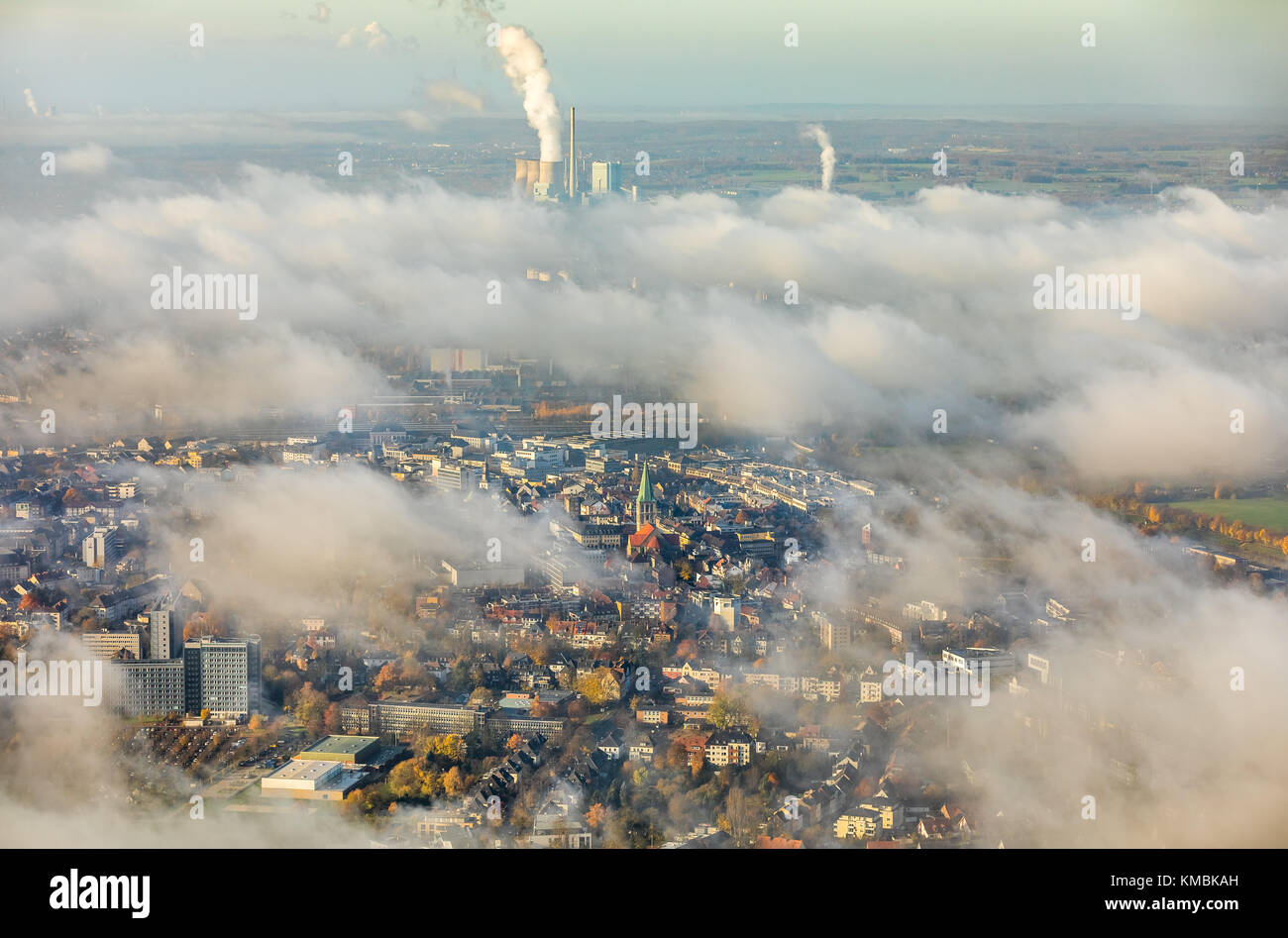 Vista del centro della città di Hamm attraverso la nebbia bassa copertura, Pauluskirche, nuovo progetto Lippe Kanalkante, tra Hamm-Lippewiesen airport Foto Stock