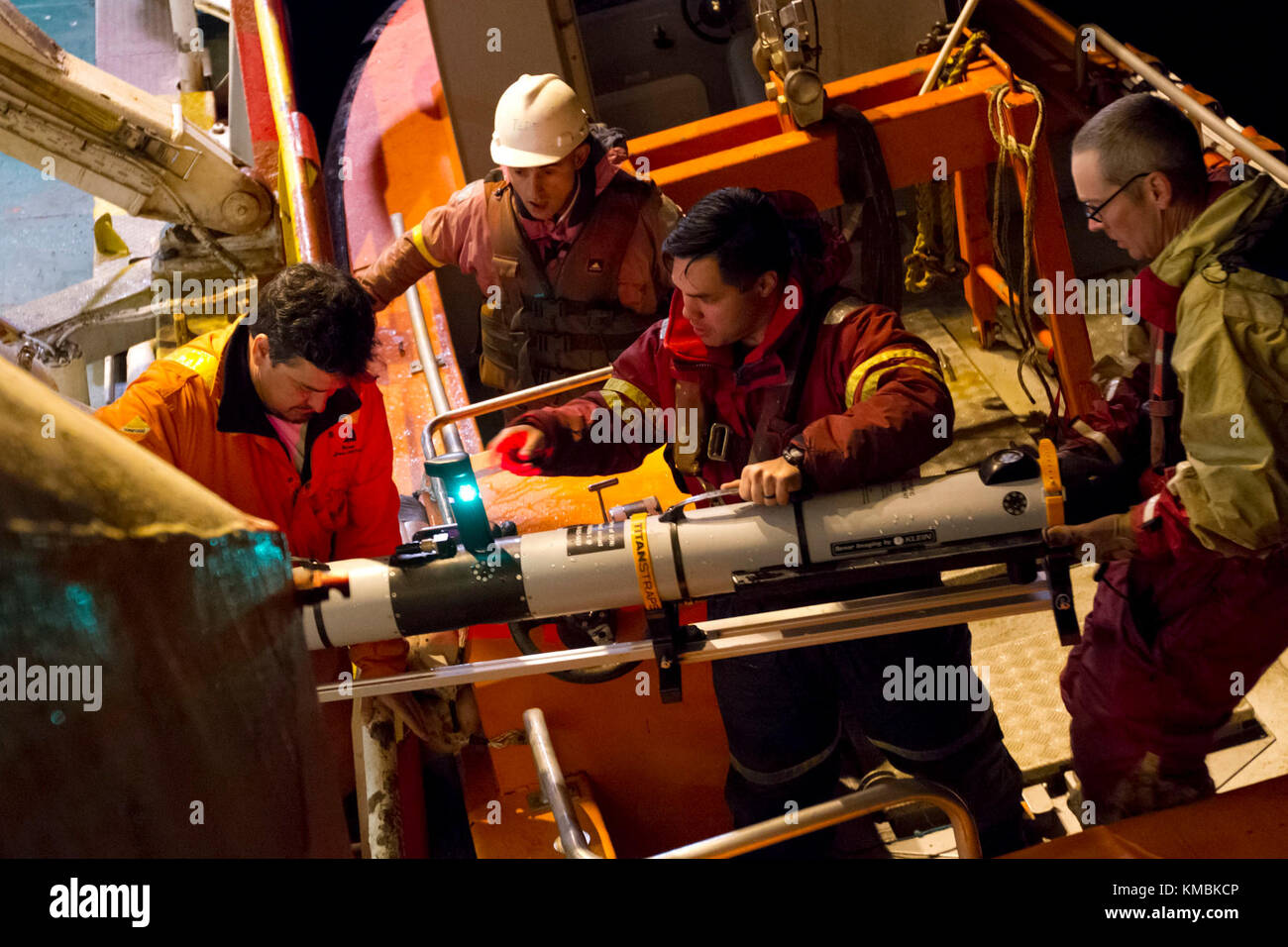 I marinai assegnati a Unmanned Undersea Vehicle Squadron 1 (UUVRON 1), che operano con Undersea Rescue Command (URC), recuperano un veicolo sottomarino senza equipaggio (UUV) da una piccola imbarcazione sulla nave norvegese Skandi Patagonia, con l'assistenza di membri dell'equipaggio e partner della Marina argentina. Undersea Rescue Command, l'unica unità di salvataggio sottomarino della Marina degli Stati Uniti, mobilitato per sostenere gli sforzi di ricerca e salvataggio del governo argentino per il sottomarino diesel-elettrico della Marina Argentina A.R.A. San Juan (S 42). (STATI UNITI Navy Foto Stock