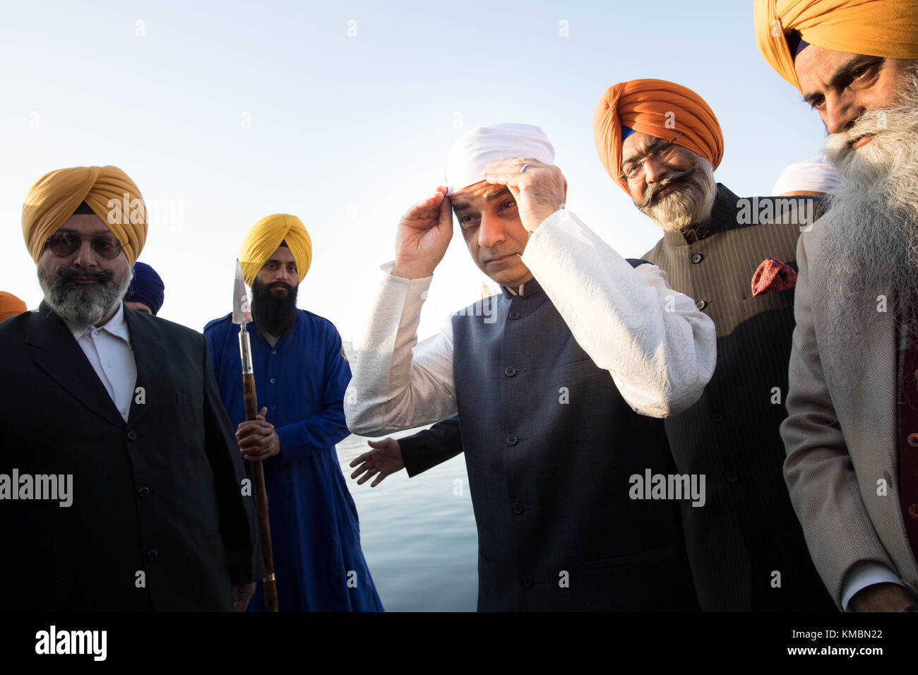 Sindaco di Londra Sadiq Khan visita il Tempio d'oro di Amritsar in India dove ha incontrato i leader religiosi e ha reso omaggio al più importante luogo di pellegrinaggio della religione Sikh. Foto Stock