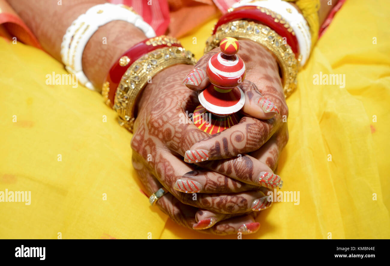 Splendidamente decorate bride asiatico mani Foto Stock