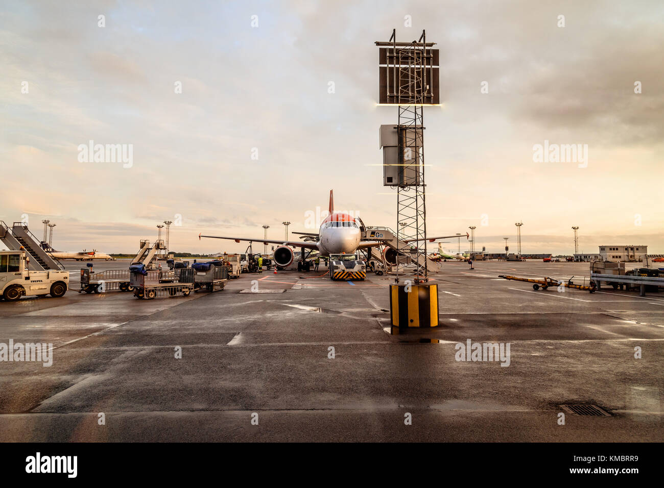 I passeggeri di salire a bordo di un aereo in aeroporto di Copenhagen Foto Stock