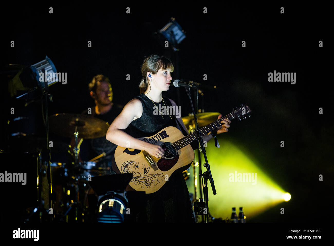 Il cantante, cantautore e multi-strumentista Swizzz Sophie Hunger esegue un concerto dal vivo al festival di musica tedesca Traumzeit Festival 2015 a Duisburg. Germania, 20/06 2015. Foto Stock