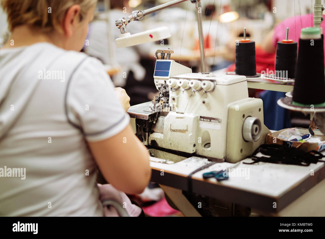 Donna che lavorano nell industria tessile Foto Stock