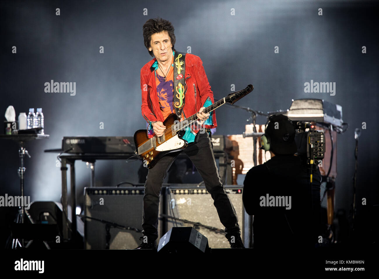 Germania, Duesseldorf - Ottobre 09, 2017. I Rolling Stones, il leggendario inglese rock band, esegue un concerto dal vivo a Esprit Arena di Duesseldorf. Qui il chitarrista Ronnie Wood è visto dal vivo sul palco. (Photo credit: Gonzales foto / Iris Edinger). Foto Stock