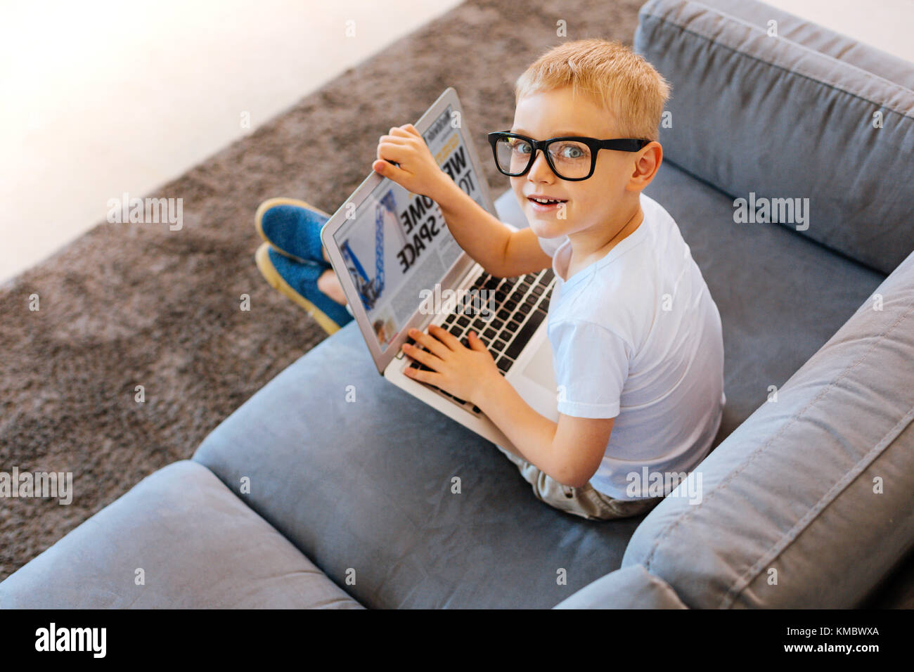 Gioiosa ragazzo intelligente guardando a voi Foto Stock