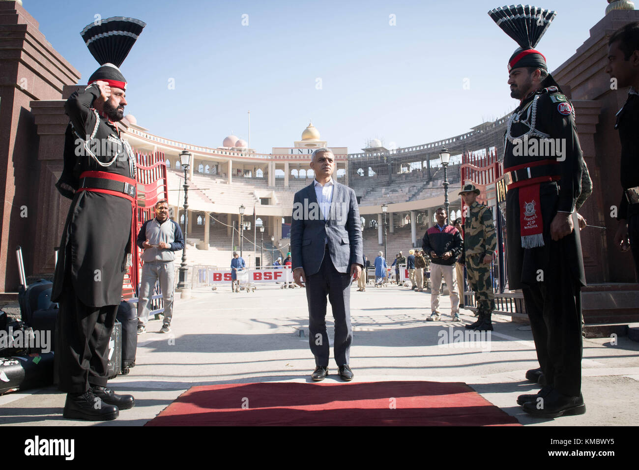 Sindaco di Londra Sadiq Khan attraversa al Wagah border crossing dall'India in Pakistan. Foto Stock