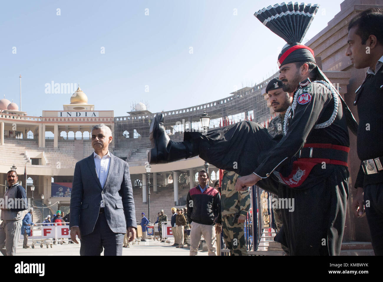 Sindaco di Londra Sadiq Khan attraversa al Wagah border crossing dall'India in Pakistan. Foto Stock