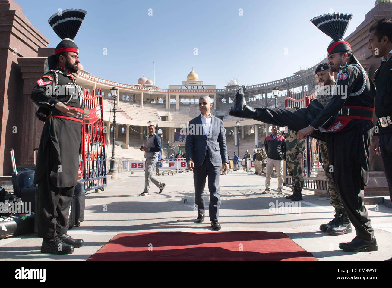 Sindaco di Londra Sadiq Khan attraversa al Wagah border crossing dall'India in Pakistan. Foto Stock