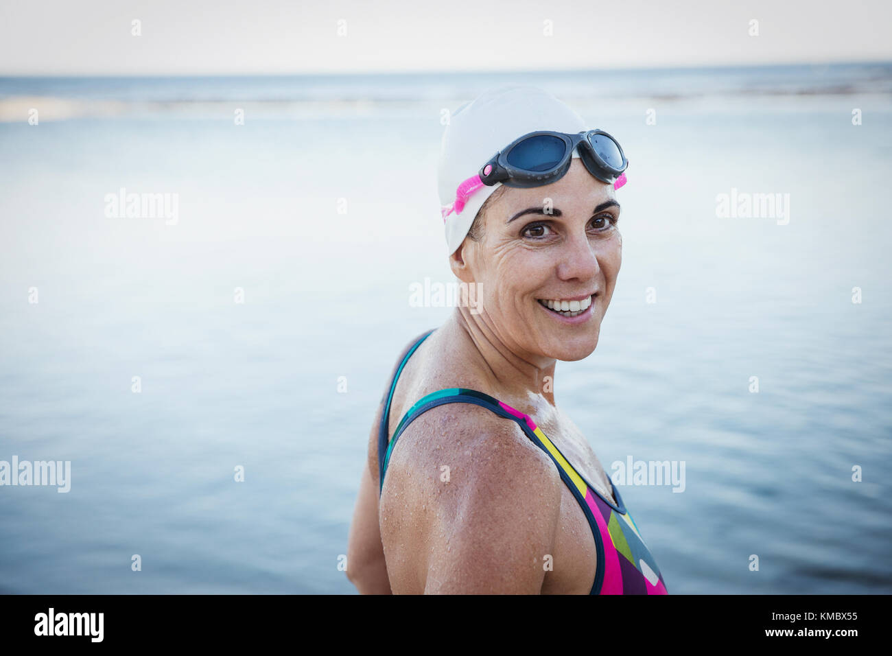Ritratto sorridente femmina matura open water nuotatore a ocean Foto Stock