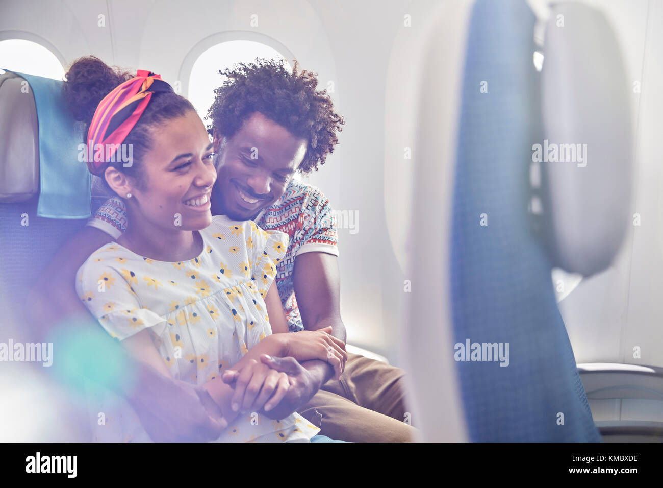 Affettuosa giovane coppia in aereo Foto Stock