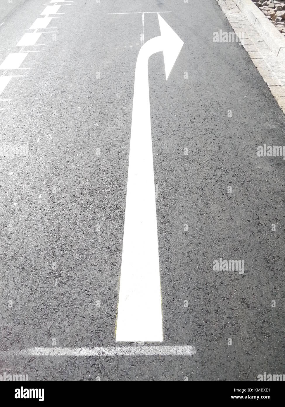 Il traffico e freccia a destra Foto Stock