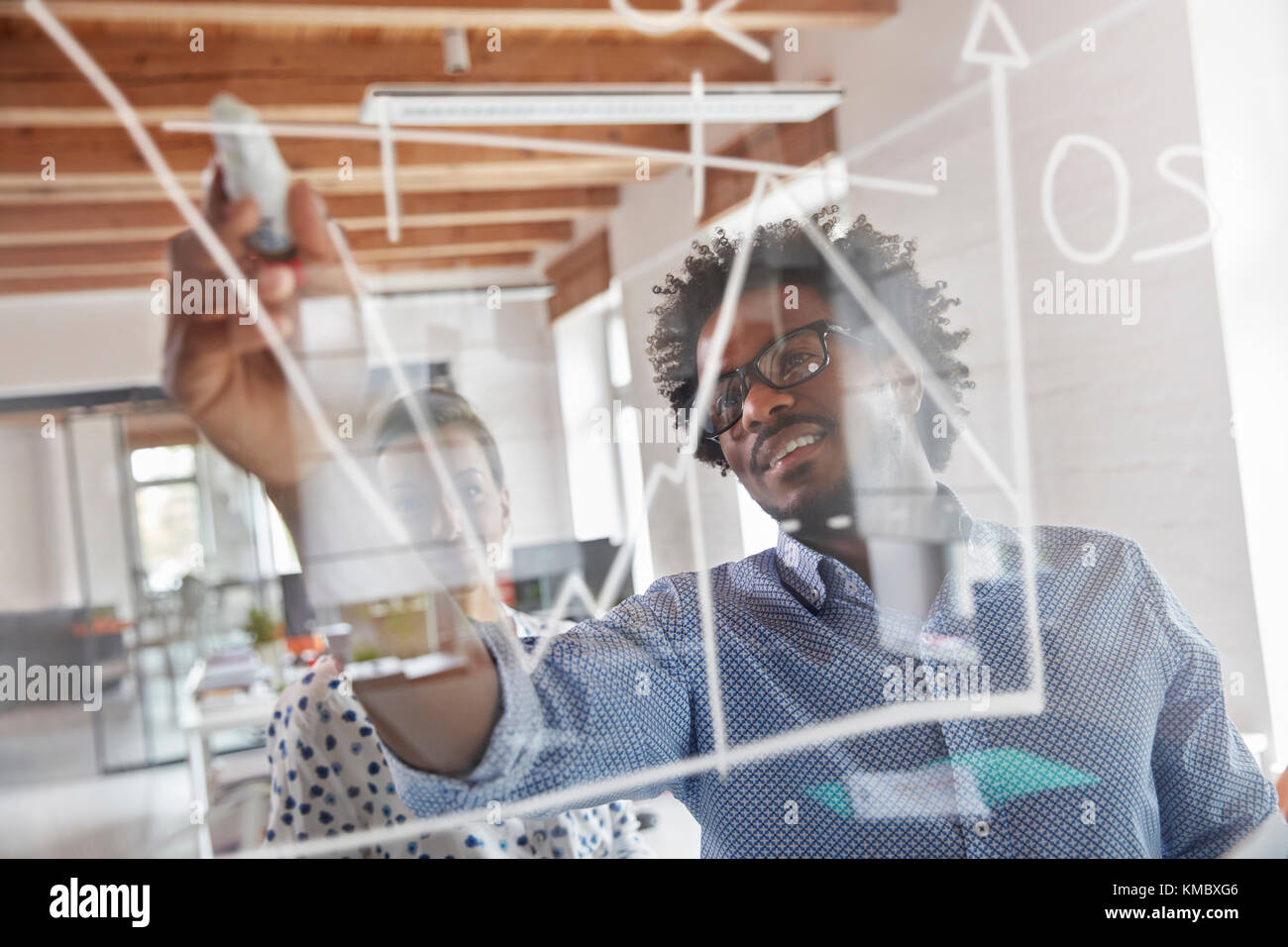 La gente di affari disegno grafico nella finestra di office Foto Stock