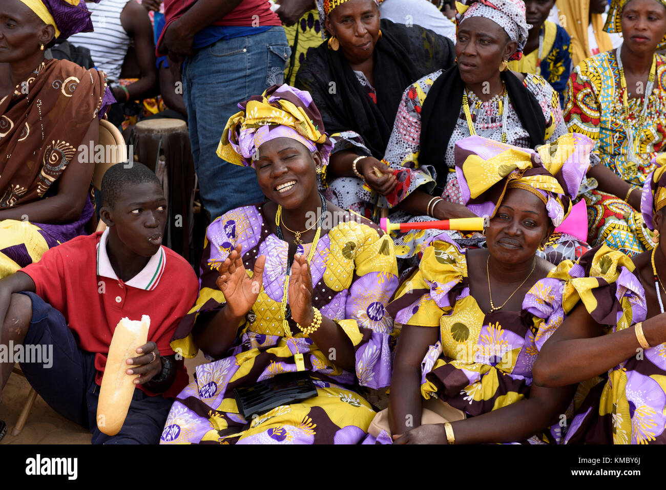 Migliaia di Gambians si sono riuniti per celebrare il Presidente Adama Barrow di un anno per l'anniversario al calcio Buffer-Zone park in Latrikunda, Gambia Foto Stock