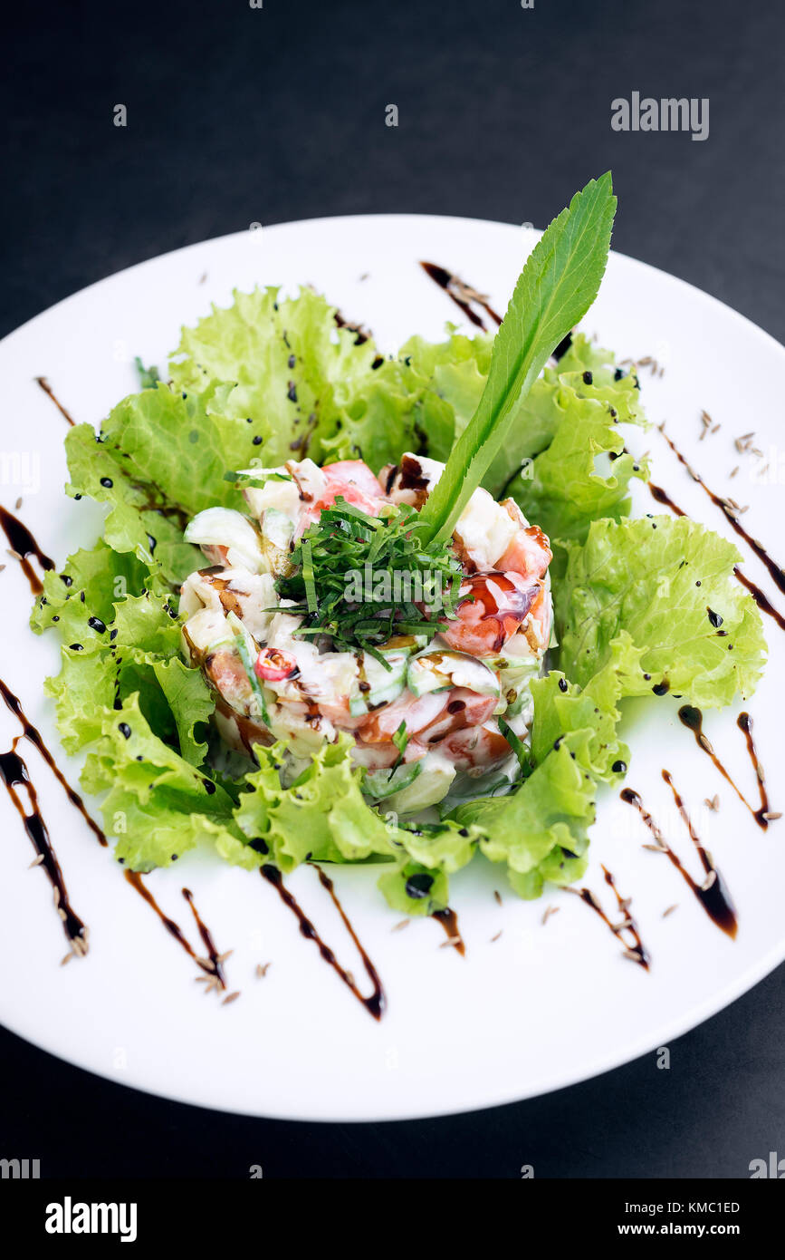 Gourmet Cucina Di Fusione Di Piatti A Base Di Frutti Di Mare E Apple Insalata Di Sedano Con Sapido Wasabi Mayo Foto Stock Alamy