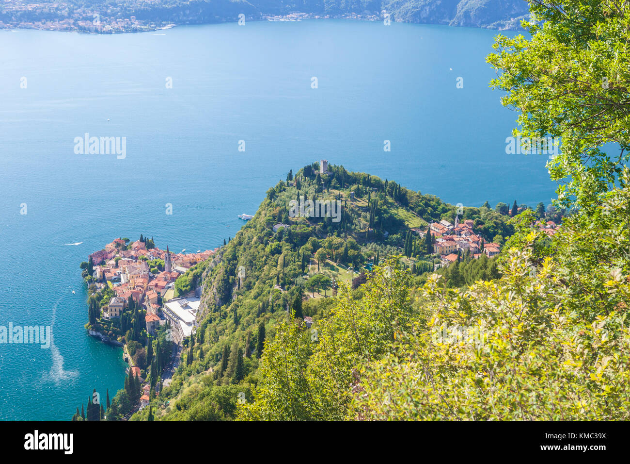 Castello di Vezio sopra il villaggio di varenna, lago di como, in provincia di Lecco, lombardia, italia Foto Stock