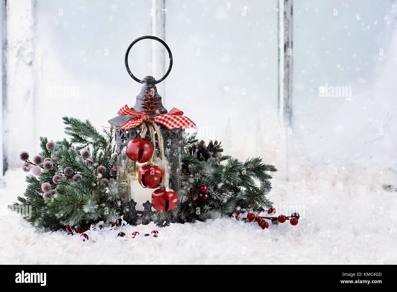 Vecchia Lanterna di natale con pino rami seduto su una finestra di neve battuta. Foto Stock