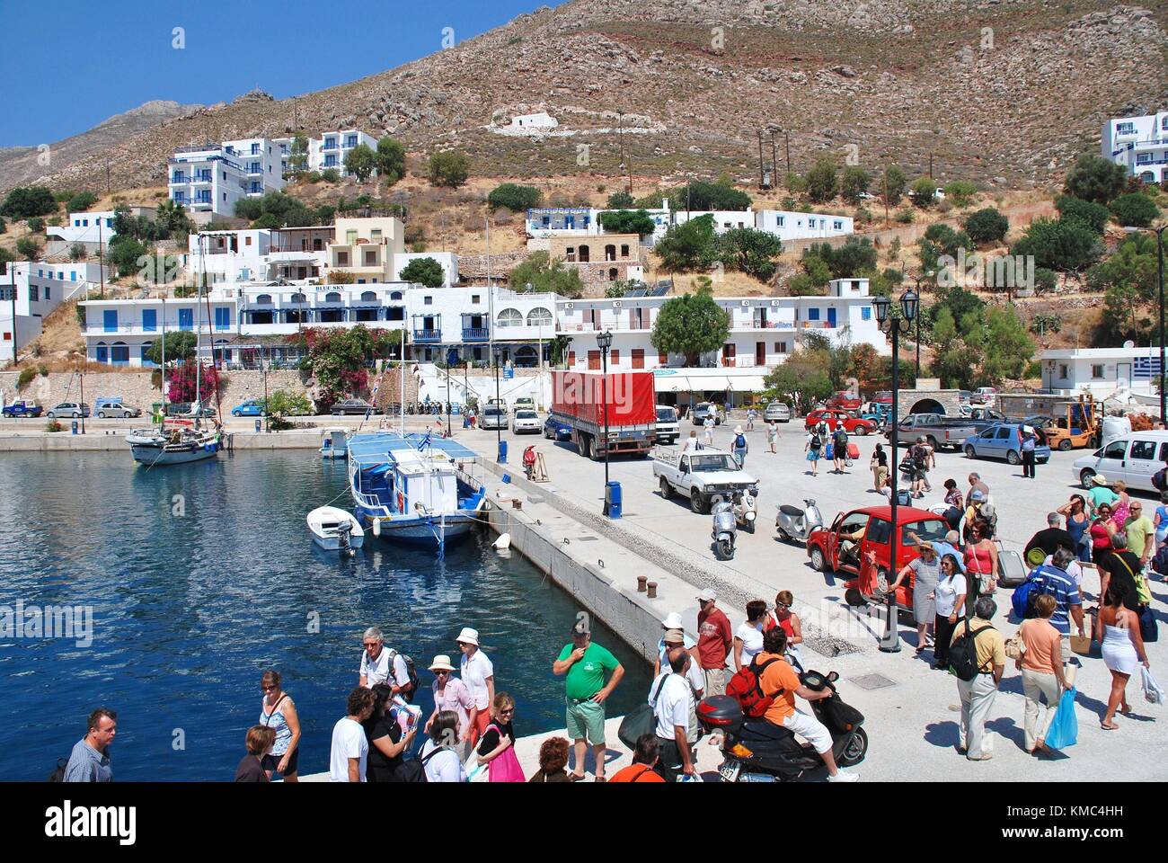 Passeggeri imbarco e sbarco dei Dodekanisos Express catamarano traghetto al porto di Livadia sull'isola greca di Tilos il 12 giugno 2010. Foto Stock