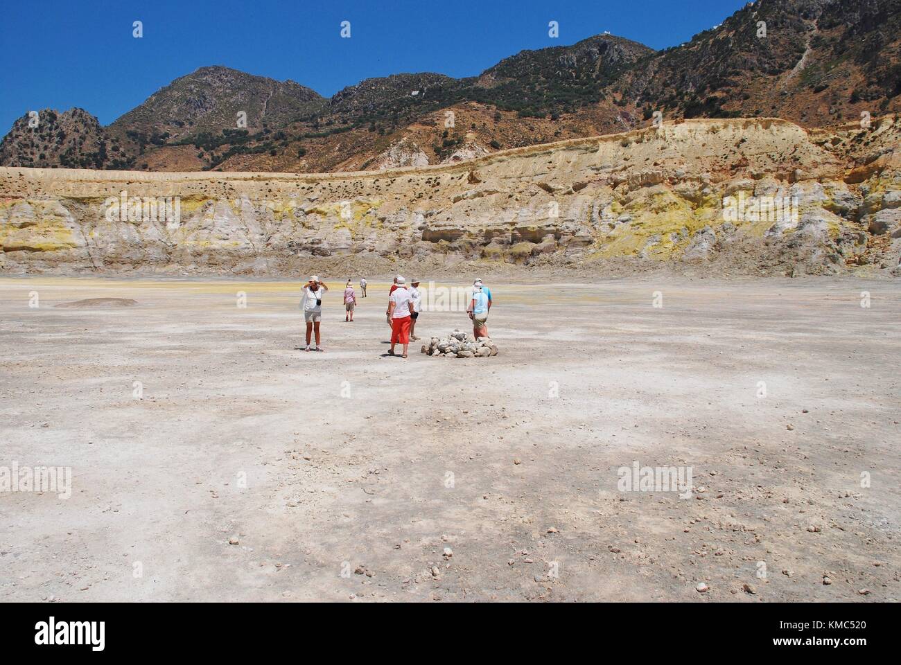 I turisti a piedi nel stefanos cratere del vulcano sull'isola greca di Nissiros il 12 giugno 2010. Foto Stock