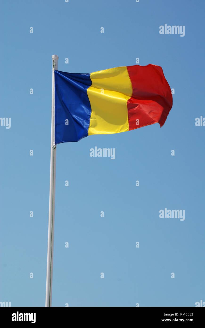 Un rumeno bandiera nazionale volare a Mandraki harbour sull'isola greca di Nissiros. Foto Stock
