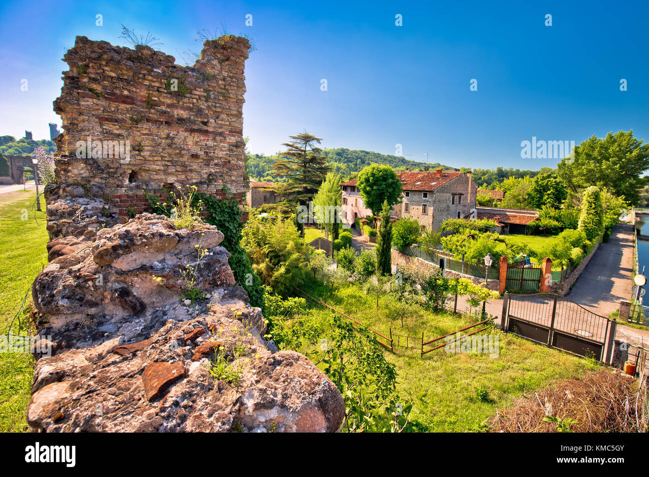 Villaggio di Borghetto sul Mincio vista fiume, regione italiana Veneto Foto Stock