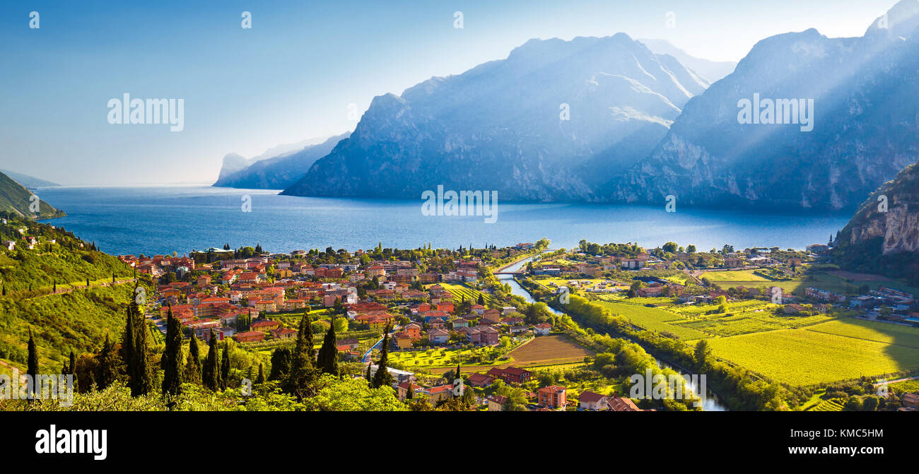 Comune di Torbole e il lago di garda vista al tramonto, regione trentino alto adige italia Foto Stock