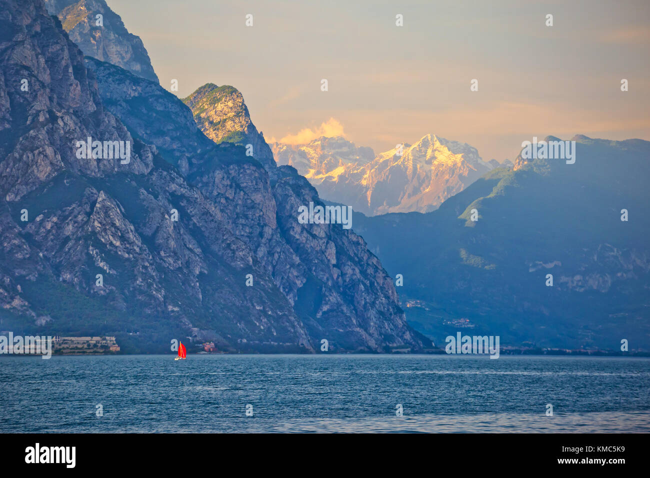 Il lago di garda e alta vista delle scogliere, regione trentino alto adige italia Foto Stock