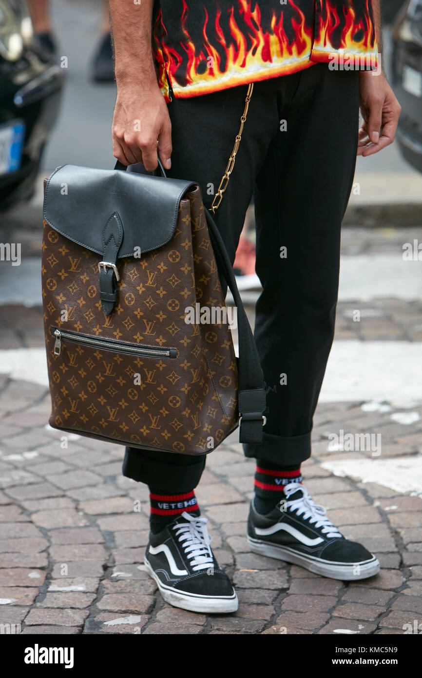 Milano - 23 settembre: uomo Louis Vuitton con zaino e camicia con fiamme  prima di Antonio Marras fashion show, la settimana della moda milanese  street style il sep Foto stock - Alamy