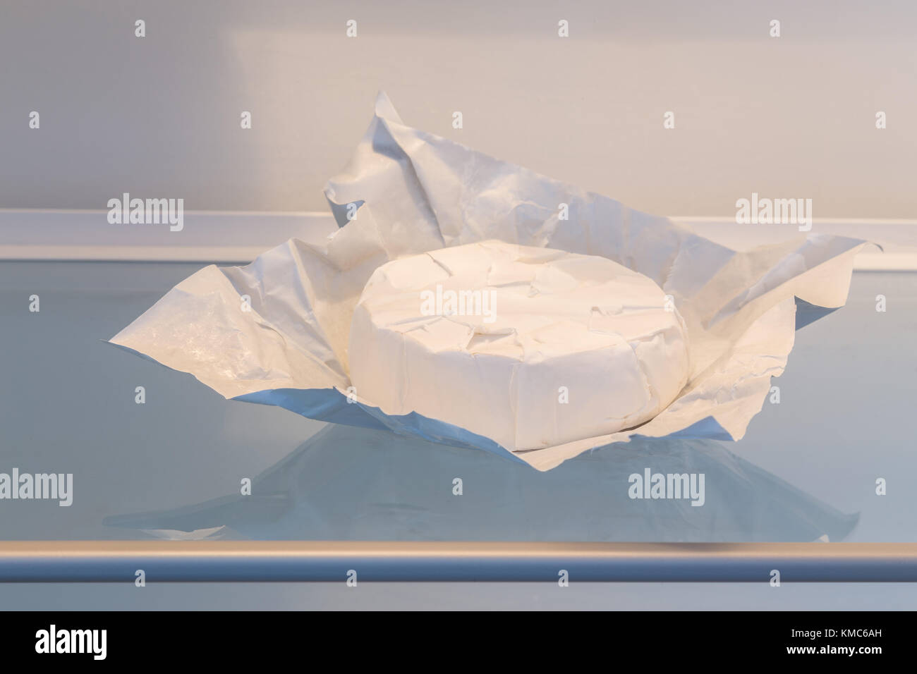 Camembert in frigo aperta concetto. Foto Stock