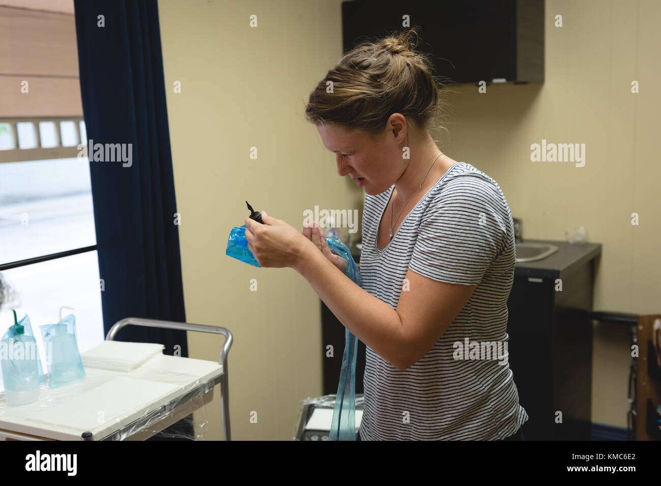 Tattoo Artist holding tattoo machine Foto Stock