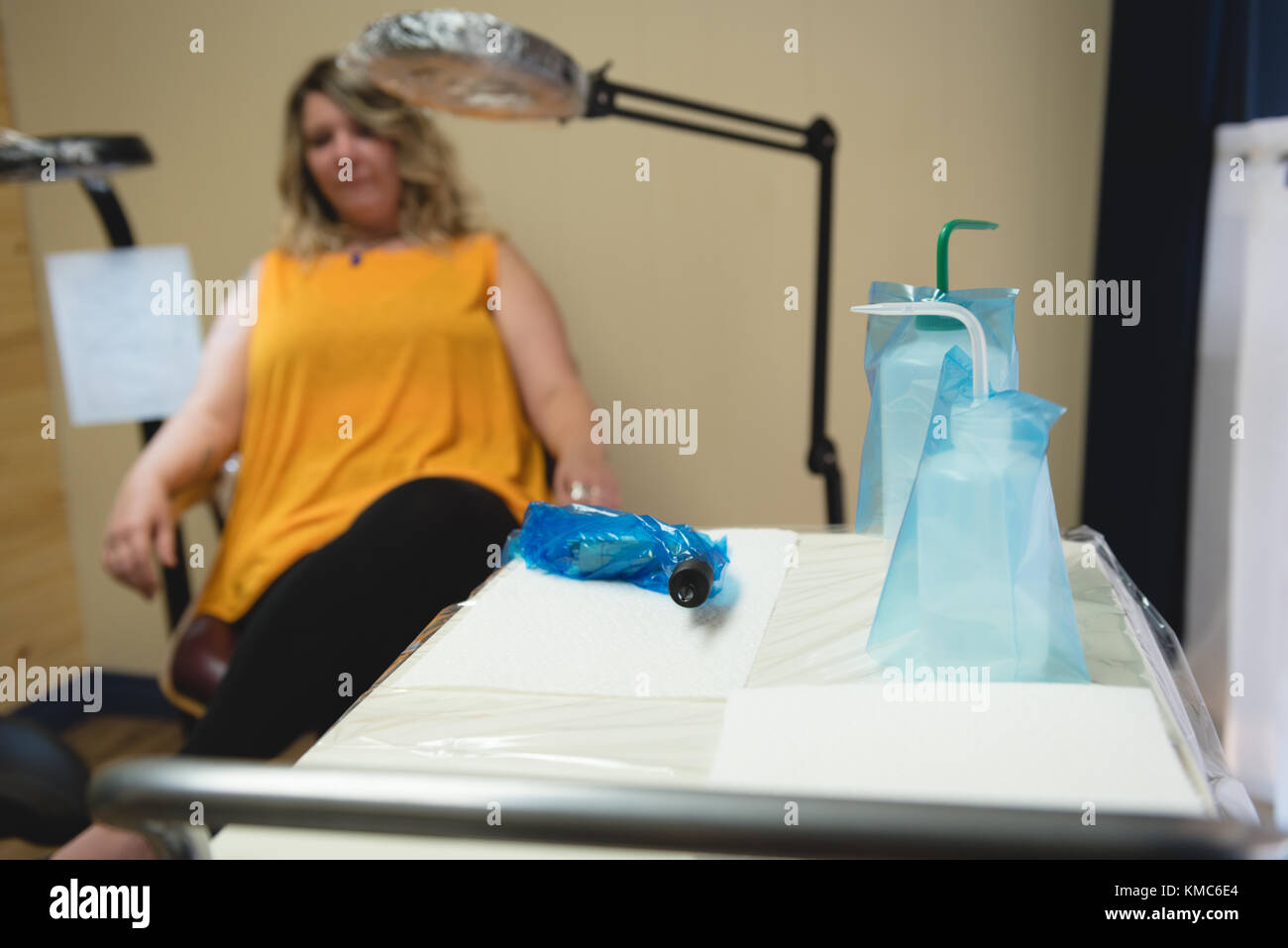 Macchina per tatuaggio con bottiglie sul tavolo Foto Stock