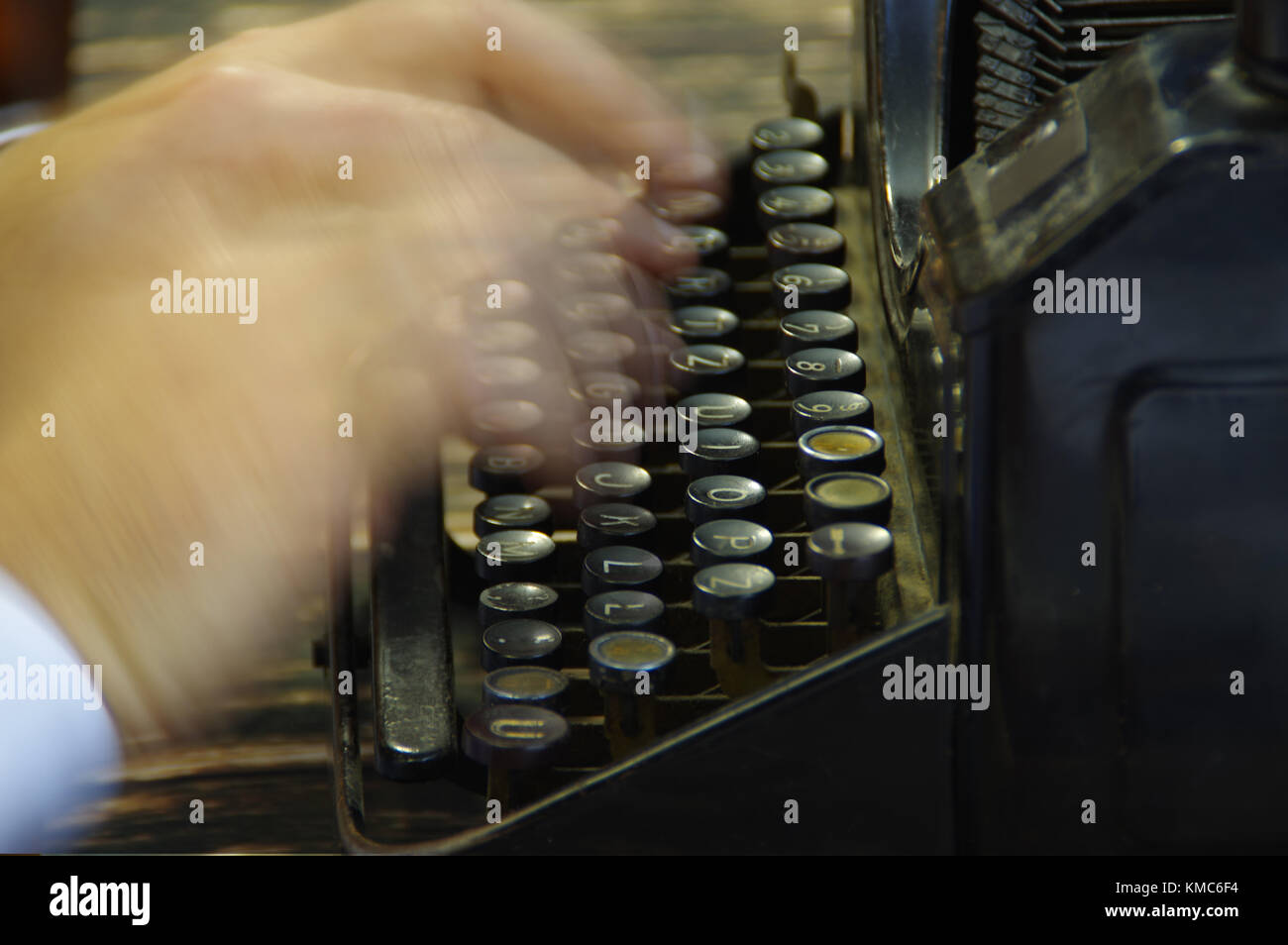 Dita stampato sulla vecchia macchina di scrittura. spostato foto di le mani sulla tastiera di digitazione. Foto Stock