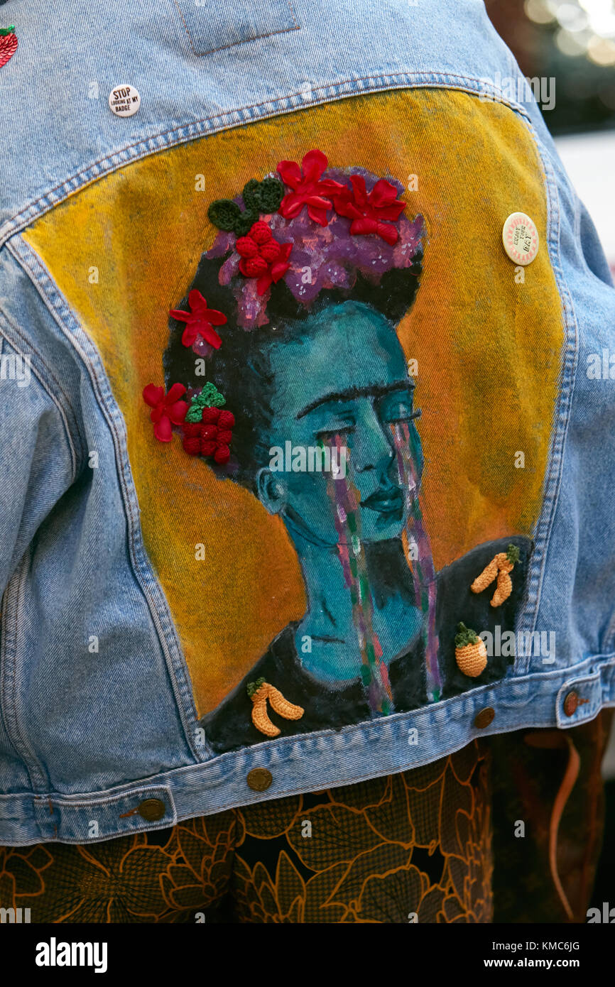 Milano - 23 settembre: donna con Frida Kahlo ritratto su blue jeans camicia  prima di Antonio Marras fashion show, la settimana della moda milanese  street style a settembre Foto stock - Alamy