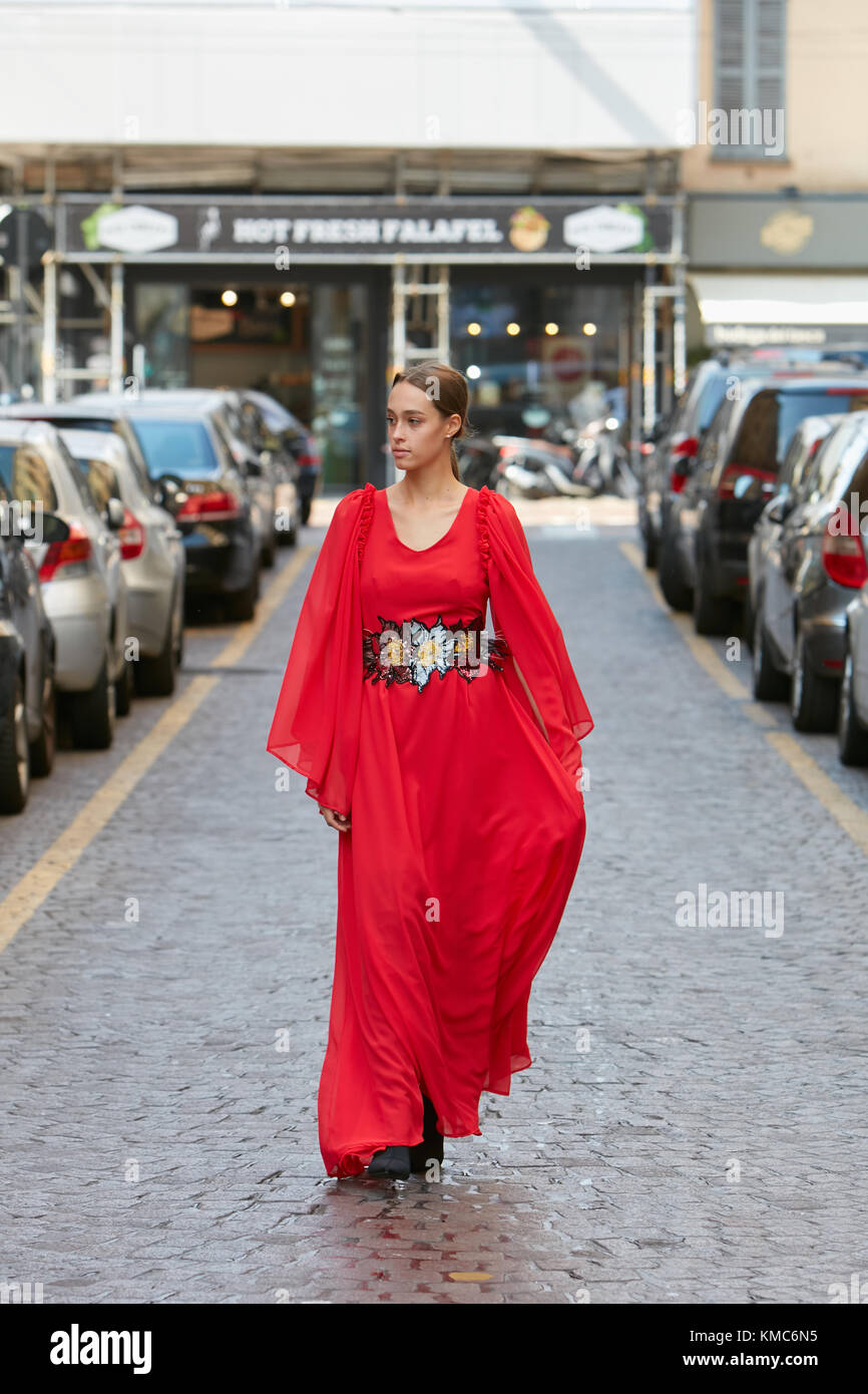 Milano - 23 settembre: donna con lunghi, vestito rosso e cinghia con fiori prima blumarine fashion show, la settimana della moda milanese street style il 23 settembre Foto Stock
