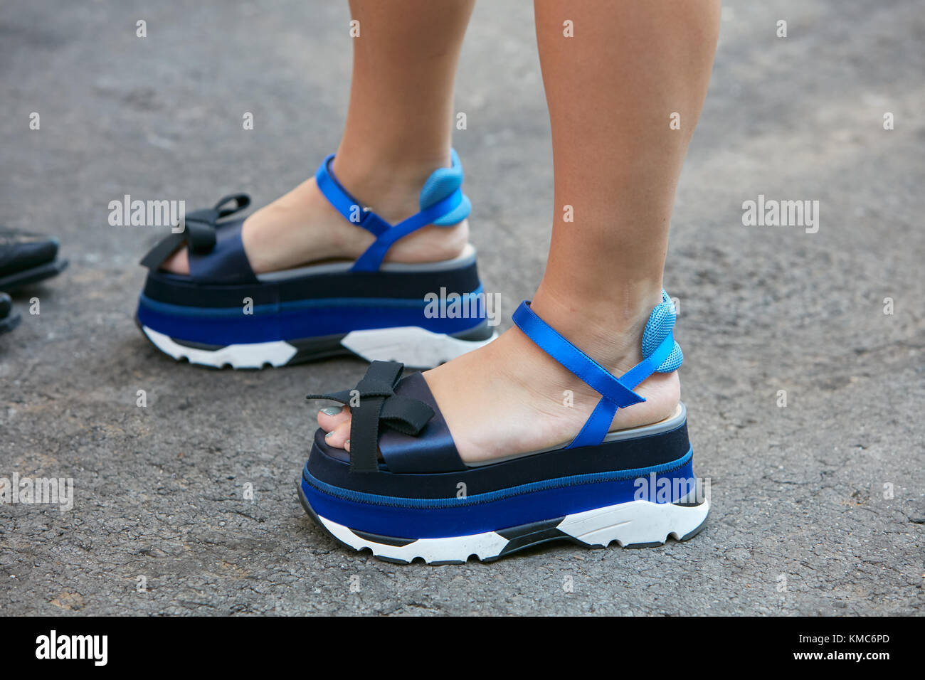 Milano - 23 settembre: donna con blu e nero cuneo tacco Scarpe prima blumarine fashion show, la settimana della moda milanese street style on September 23, 2017 Foto Stock