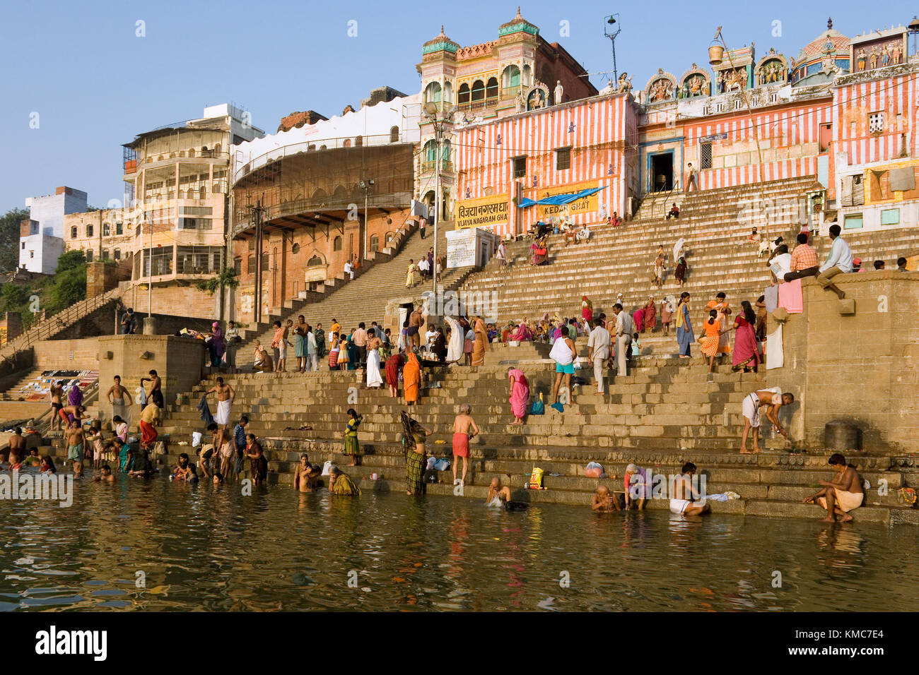 Il Hindu Ghats sul sacro Fiume Gange a Varanasi in India del nord Foto Stock