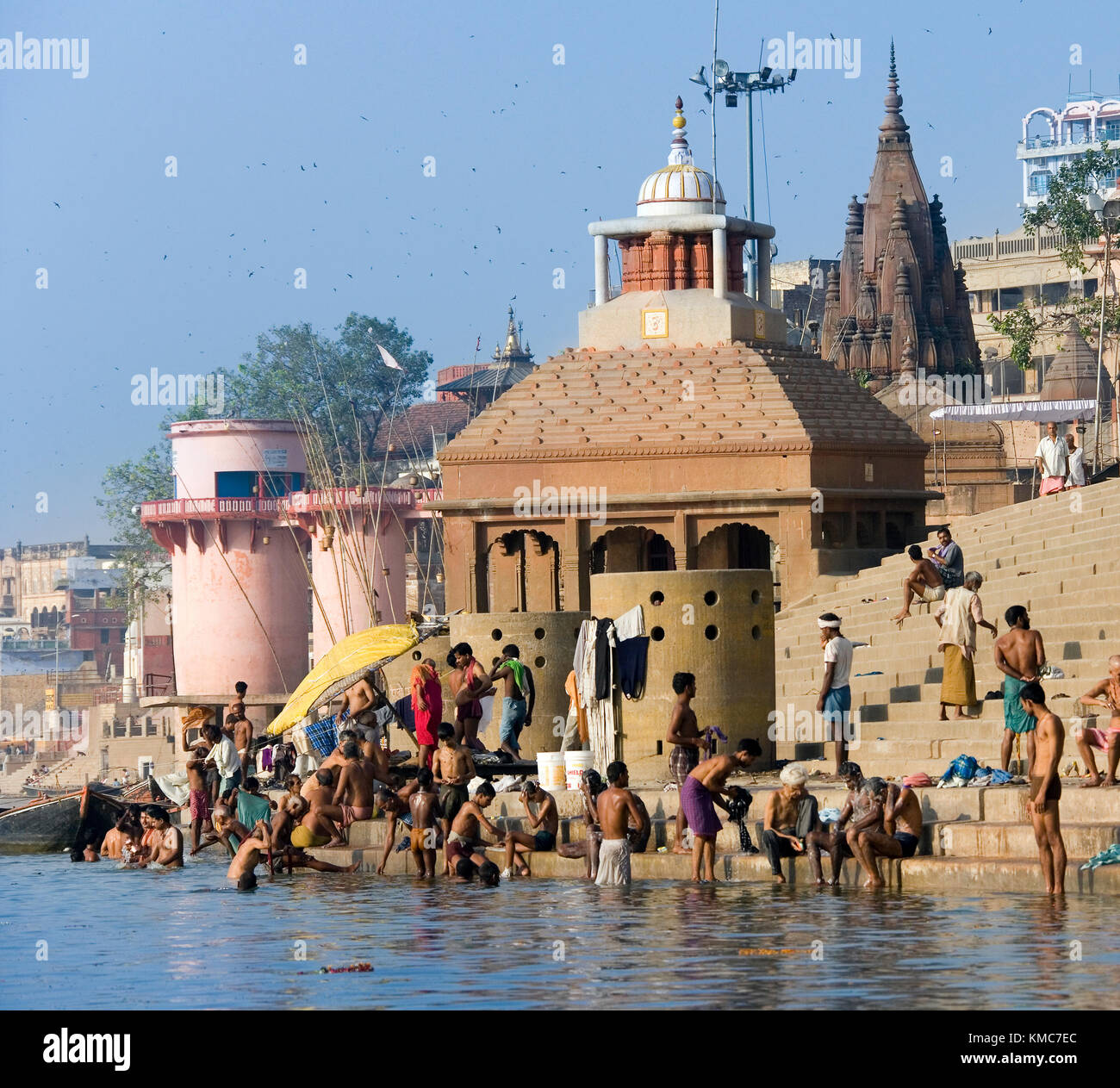 Il Hindu Ghats sulle rive del fiume sacro Gange a Varanasi in India del Nord Foto Stock